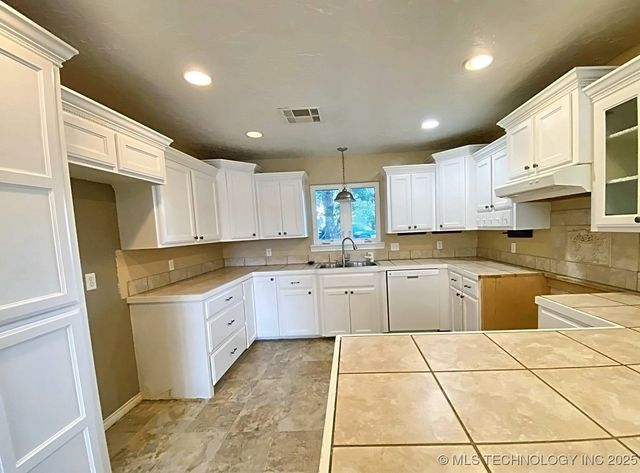 2009 Trailwood Street, Stigler, OK 74462