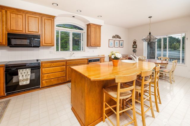 33571 Cliff Road, Mount Vernon, WA 98274