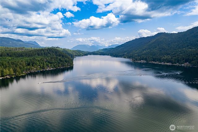 33571 Cliff Road, Mount Vernon, WA 98274