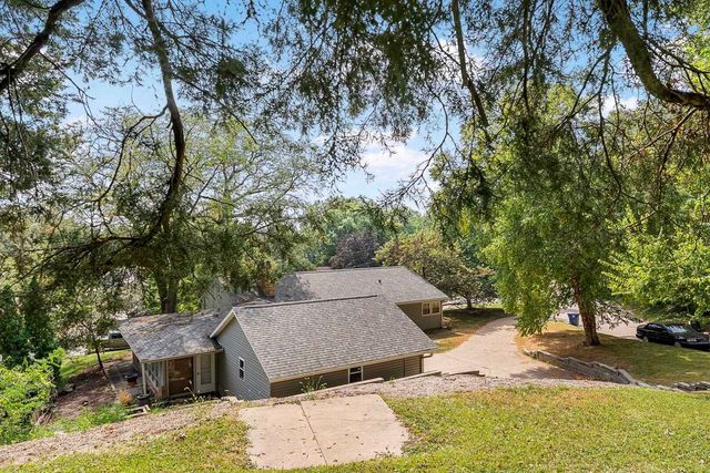 5 Riverview Park Dr Drive, Bettendorf, IA 52722