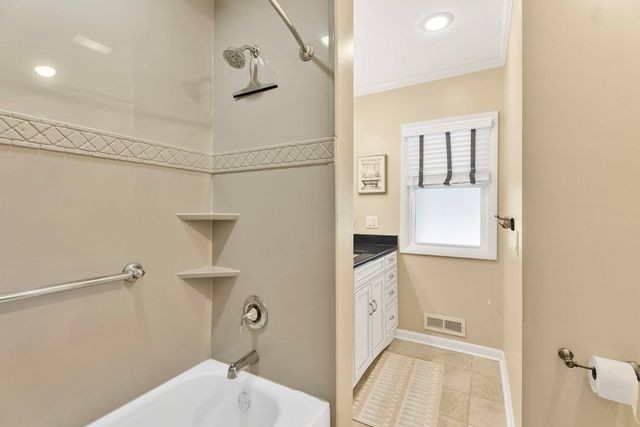 5 Riverview Park Dr Drive, Bettendorf, IA 52722