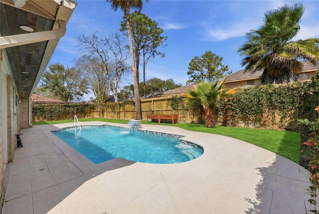 2927 S Blue Meadow Circle, Sugar Land, TX 77479