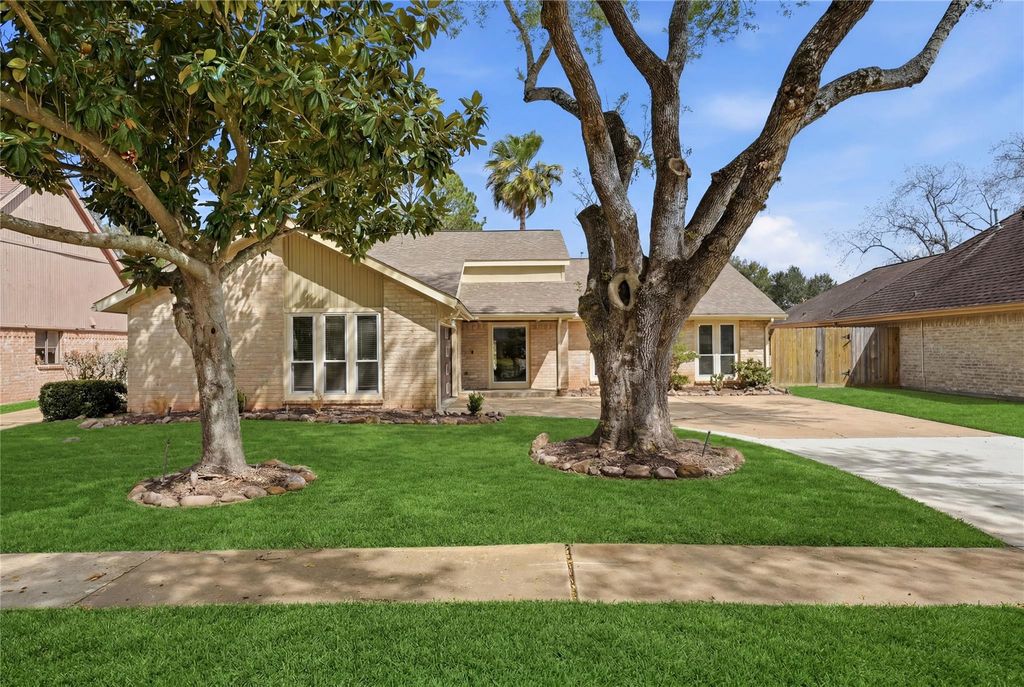 2927 S Blue Meadow Circle, Sugar Land, TX 77479