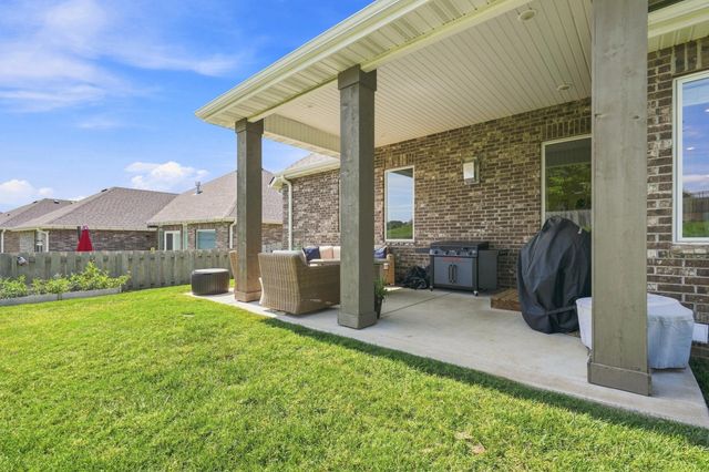 1676 N Bristol Avenue, Springfield, MO 65802