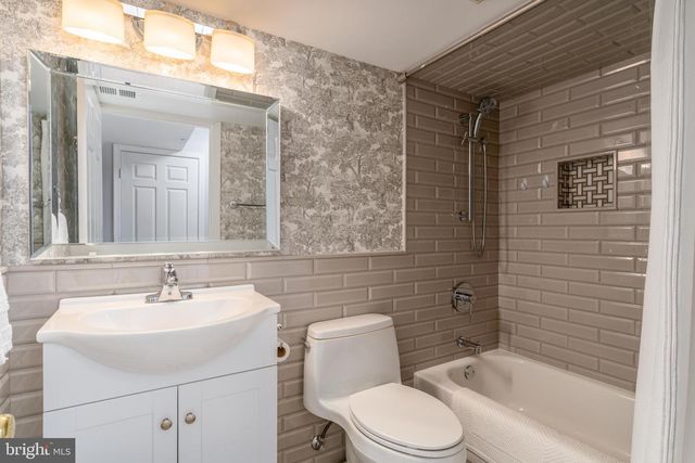 1828 DUFFIELD LN, Alexandria, VA 22307