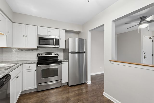 7510 Farmingdale Drive 210, Darien, IL 60561