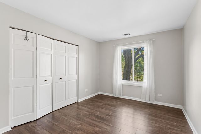 7510 Farmingdale Drive 210, Darien, IL 60561