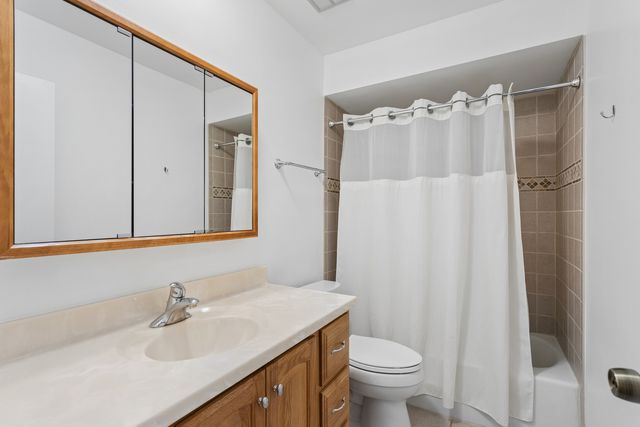 7510 Farmingdale Drive 210, Darien, IL 60561
