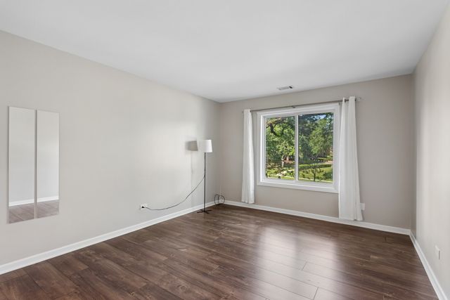 7510 Farmingdale Drive 210, Darien, IL 60561