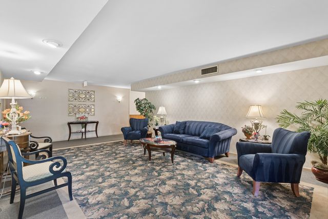 7510 Farmingdale Drive 210, Darien, IL 60561