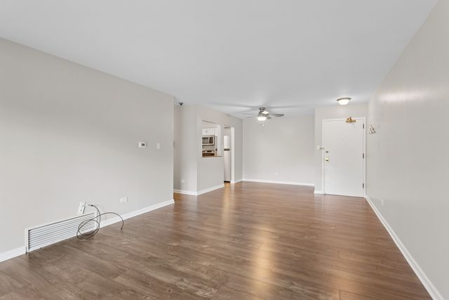 7510 Farmingdale Drive 210, Darien, IL 60561