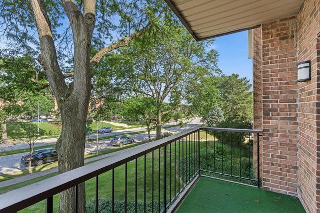 7510 Farmingdale Drive 210, Darien, IL 60561