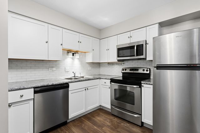 7510 Farmingdale Drive 210, Darien, IL 60561