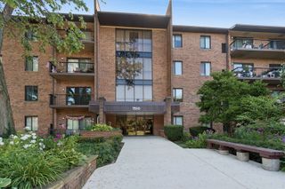 7510 Farmingdale Drive 210, Darien, IL 60561