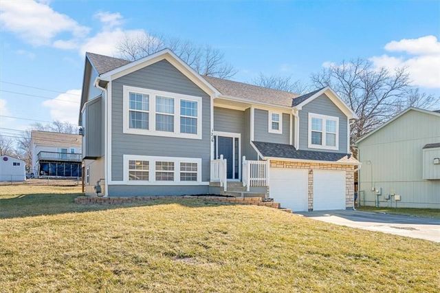 1216 N Parkway Drive, Olathe, KS 66061