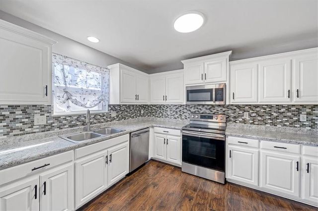 1216 N Parkway Drive, Olathe, KS 66061