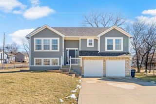 1216 N Parkway Drive, Olathe, KS 66061