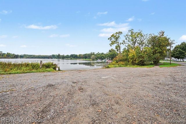 5812 Oster Drive, Waterford, MI 48327