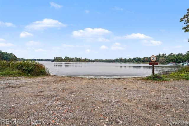 5812 Oster Drive, Waterford, MI 48327