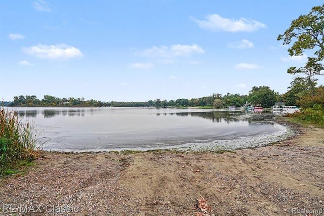 5812 Oster Drive, Waterford, MI 48327