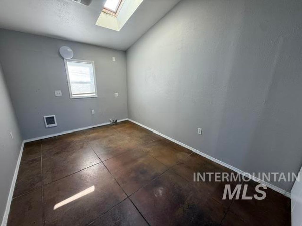 94 N Oneida, Glenns Ferry, ID 83623 photo 3