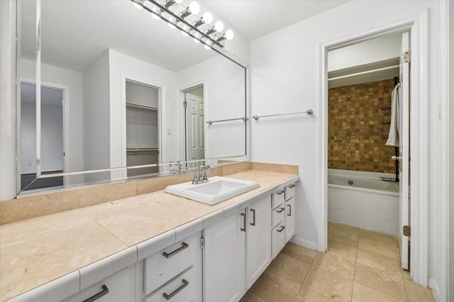 5200 Weslayan Street 208, Houston, TX 77005