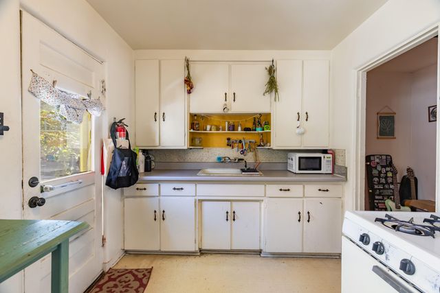 1023 FRUIT Avenue NW, Albuquerque, NM 87102