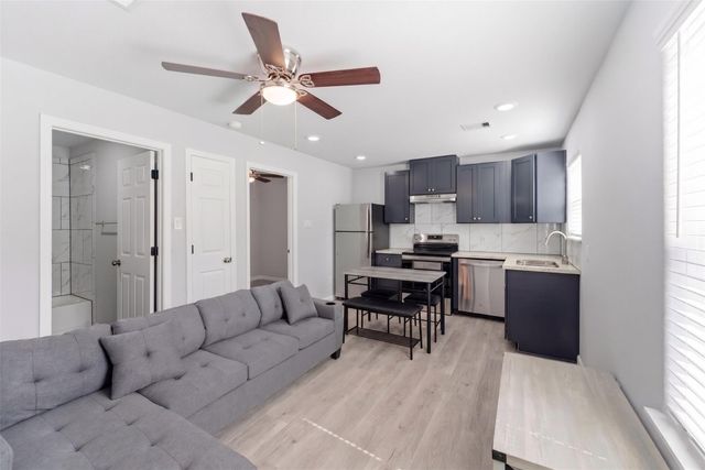 6803 Loma Vista Street A, Houston, TX 77085