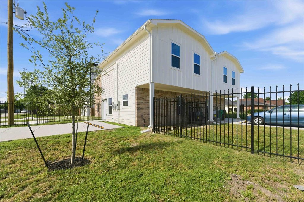 6803 Loma Vista Street A, Houston, TX 77085