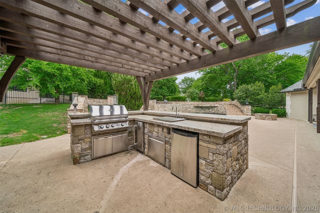 6960 Foxbriar Drive, Tulsa, OK 74132