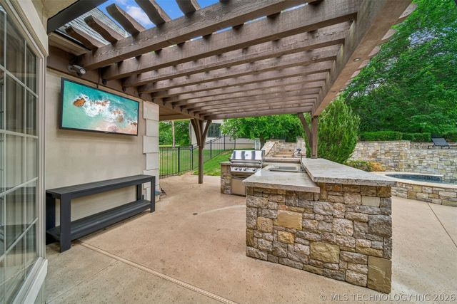 6960 Foxbriar Drive, Tulsa, OK 74132