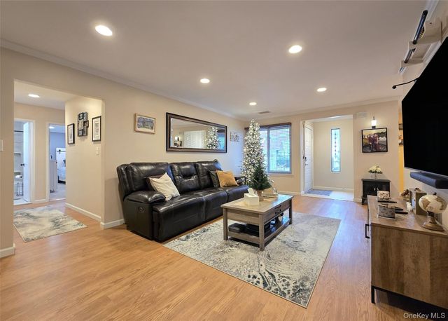 392 Clubhouse Court, Coram, NY 11727