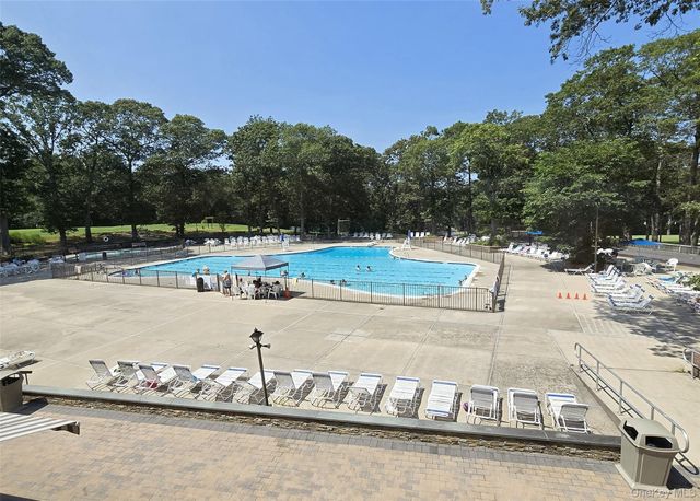 392 Clubhouse Court, Coram, NY 11727