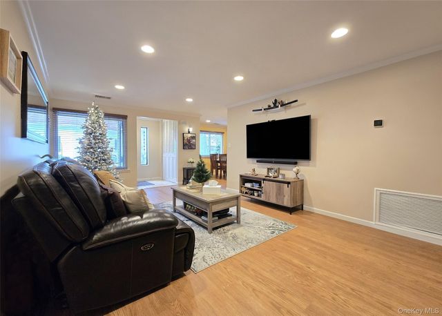 392 Clubhouse Court, Coram, NY 11727