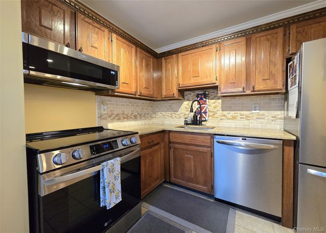 392 Clubhouse Court, Coram, NY 11727