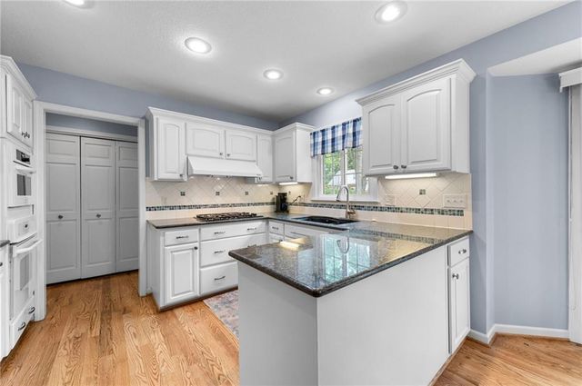 11815 Pennsylvania Avenue, Kansas City, MO 64114