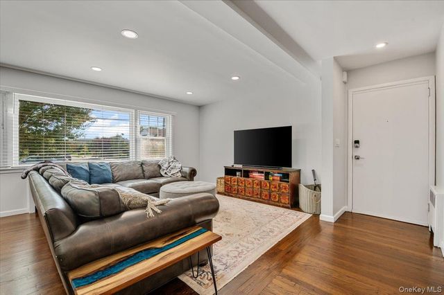 845 E Walnut Street, Long Beach, NY 11561