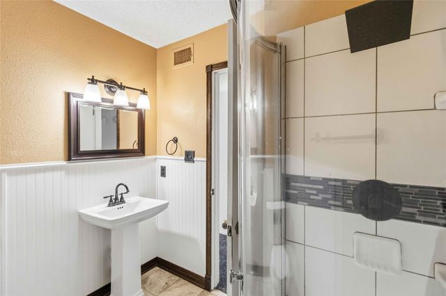 405 Lynch ST, Smithville, TX 78957