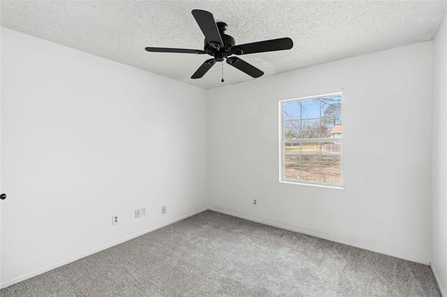 405 Lynch ST, Smithville, TX 78957