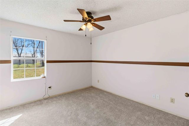 405 Lynch ST, Smithville, TX 78957