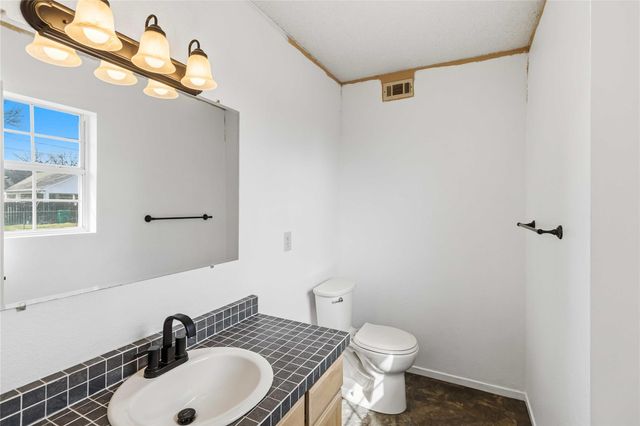 405 Lynch ST, Smithville, TX 78957