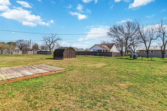 405 Lynch ST, Smithville, TX 78957