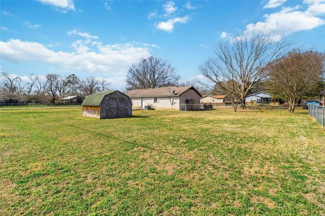 405 Lynch ST, Smithville, TX 78957