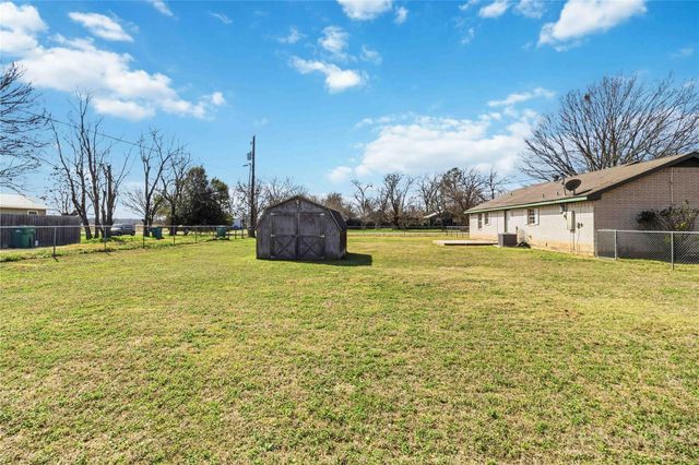 405 Lynch ST, Smithville, TX 78957
