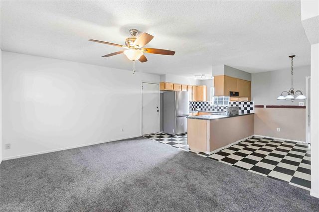 405 Lynch ST, Smithville, TX 78957