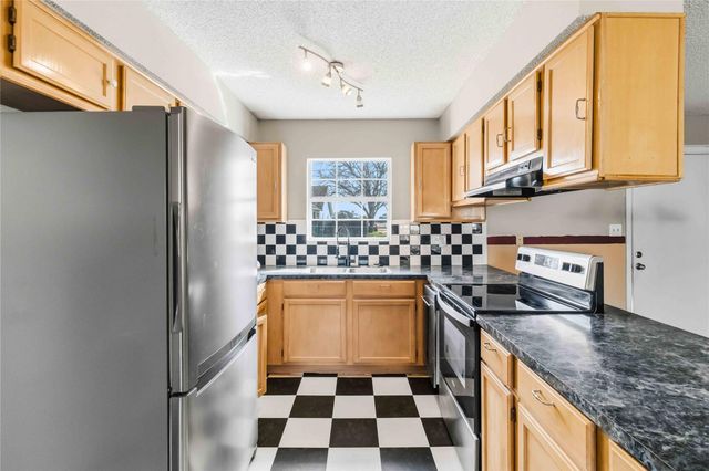 405 Lynch ST, Smithville, TX 78957