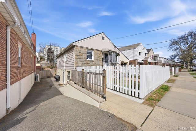 75 Woodlawn Avenue, Yonkers, NY 10704