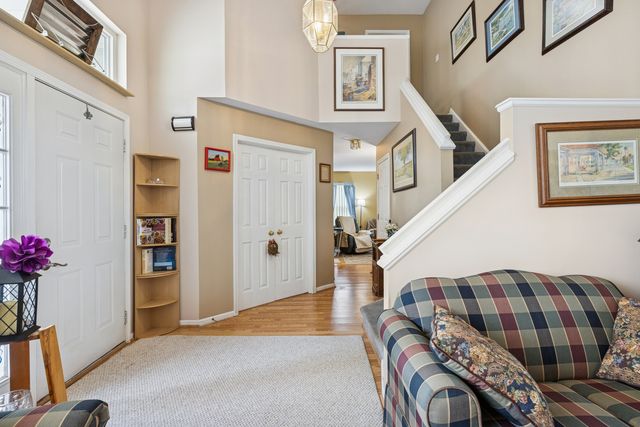 10 Barrington Court, Lake In The Hills, IL 60156