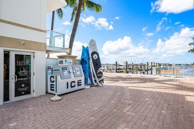 182 Lake Drive 5202, Palm Beach Shores, FL 33404