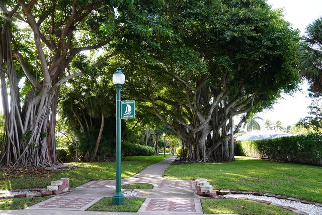 182 Lake Drive 5202, Palm Beach Shores, FL 33404